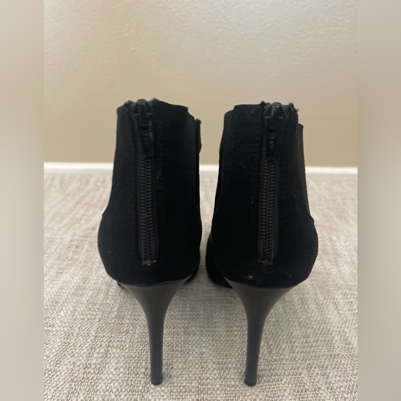 Jennifer Lopez Black Suede Heels - Picture 7 of 9